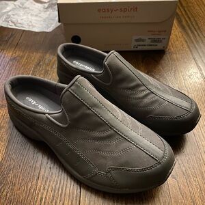 NEW- Easy Spirit- Travel Time 234- Medium Gray leather Slip-On Clogs WIDE WIDTH